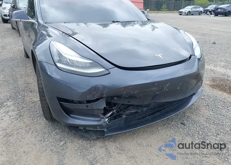 2018 Tesla Model 3 Long Range/Performance z USA, uszkodzony, nr VIN 5YJ3E1EB2JF135062